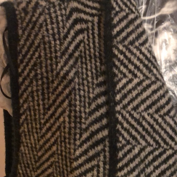 Rebecca Elliot size  medium black & white stripe knit vest with waterfall - Picture 7 of 10